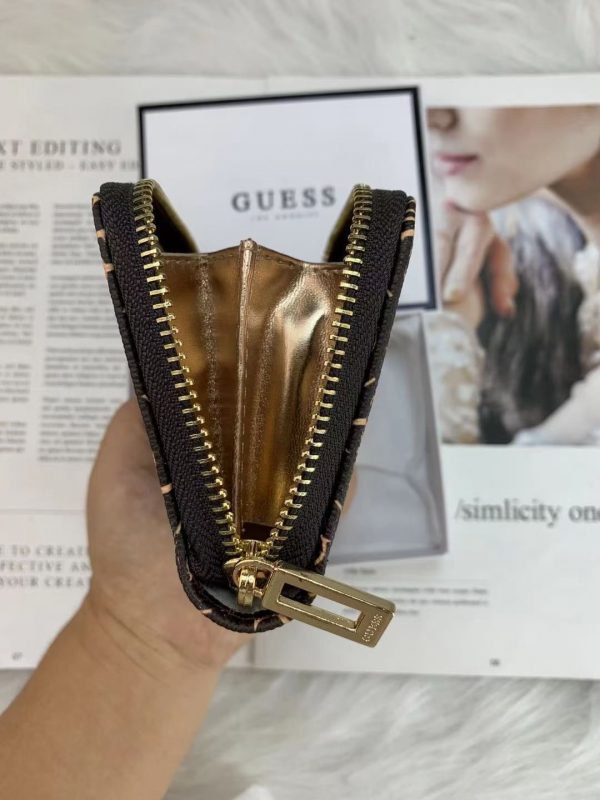 ארנק קטן מושלם של גס GUESS